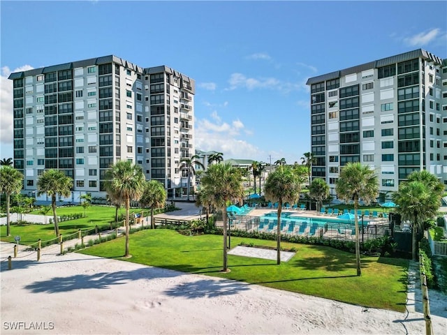 view of property's community featuring a lawn