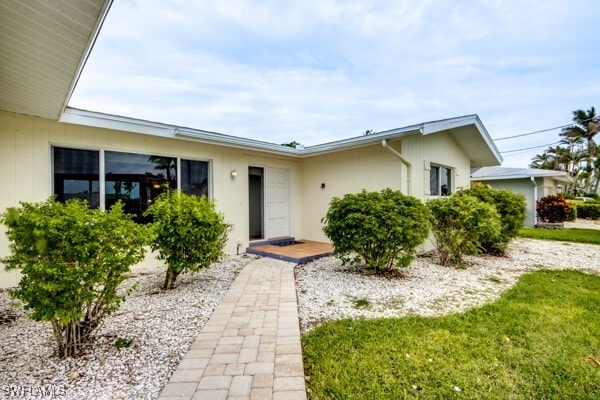 view of front of property featuring a front yard