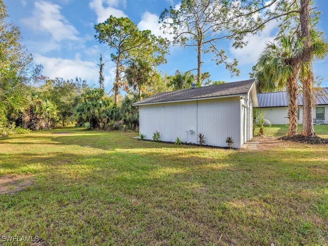 view of yard featuring an outbuilding