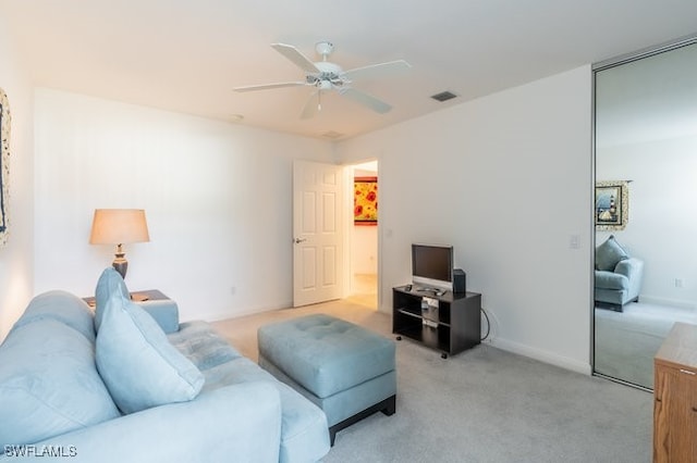 carpeted living room featuring ceiling fan