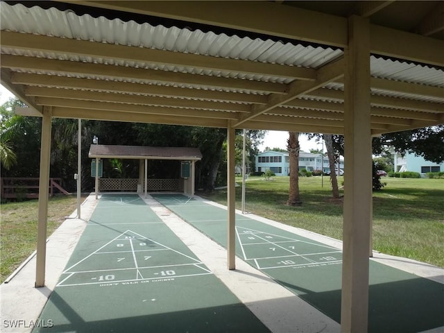 view of property's community featuring a lawn