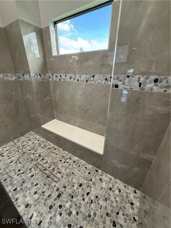 bathroom featuring a tile shower