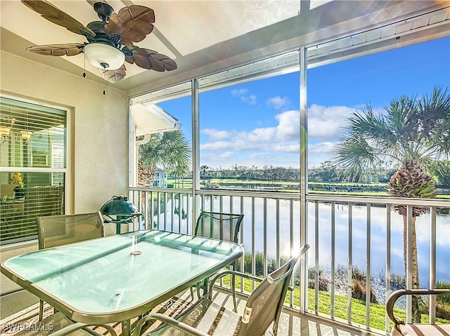 sunroom featuring ceiling fan