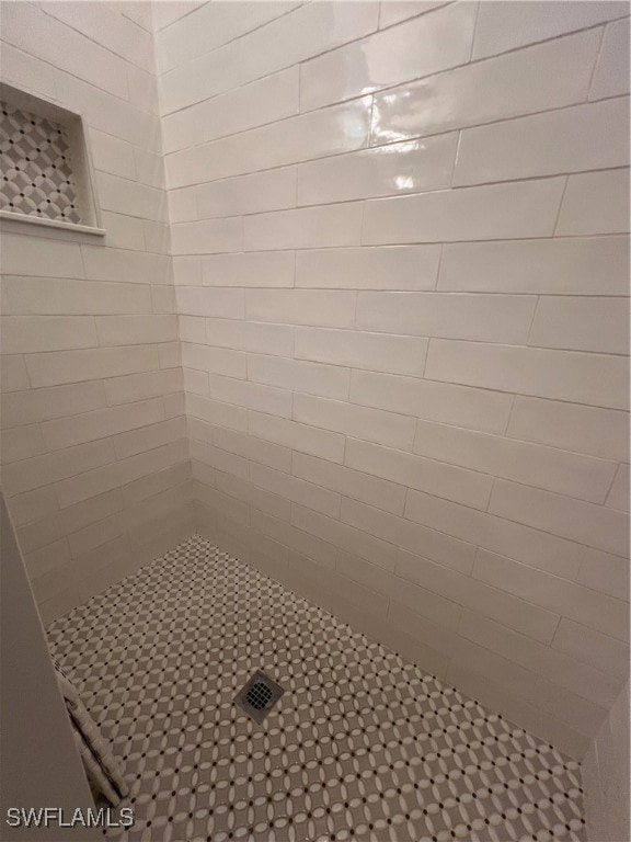 bathroom featuring a tile shower