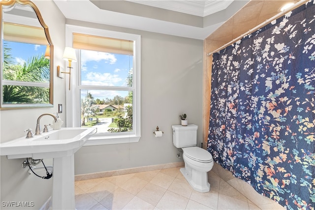 bathroom featuring ornamental molding, a wealth of natural light, toilet, and a shower with curtain