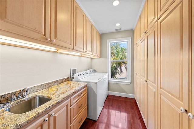 washroom featuring cabinets, sink, dark hardwood / wood-style flooring, and independent washer and dryer