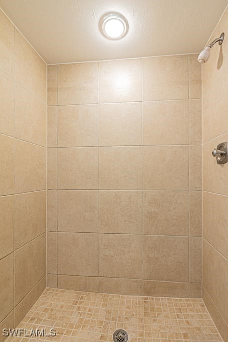 bathroom featuring a tile shower