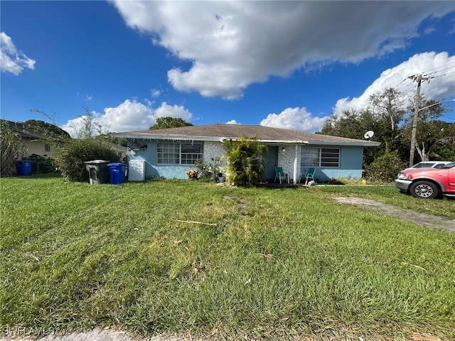 single story home with a front lawn