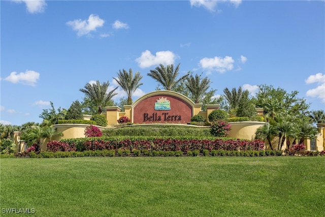 community sign featuring a yard