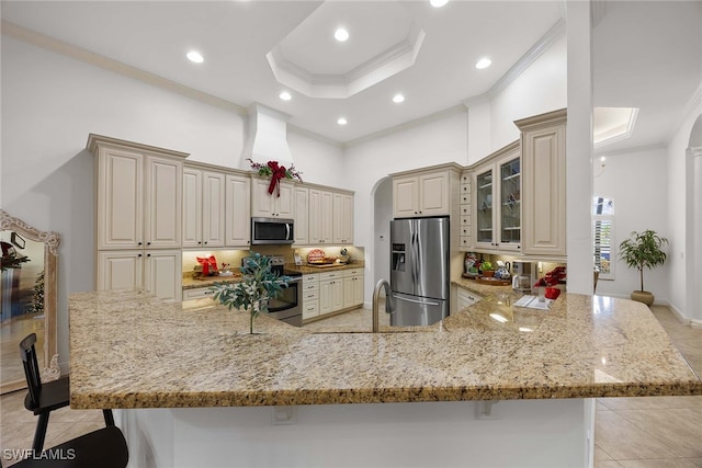 kitchen featuring stainless steel appliances, a kitchen breakfast bar, crown molding, and kitchen peninsula