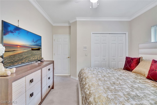 bedroom with light carpet, a closet, crown molding, and ceiling fan