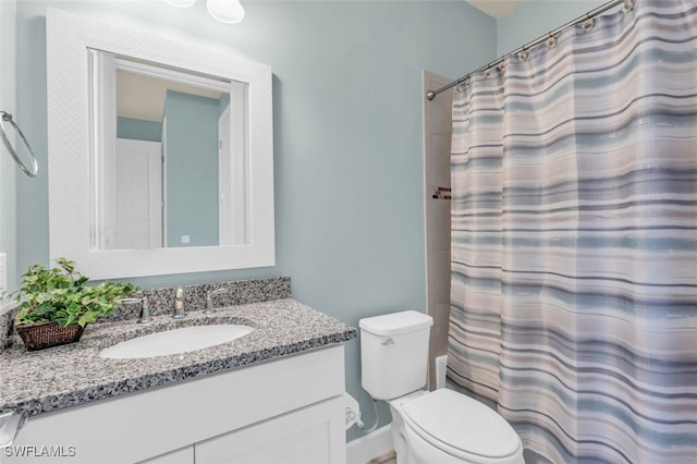 bathroom featuring a shower with shower curtain, vanity, and toilet