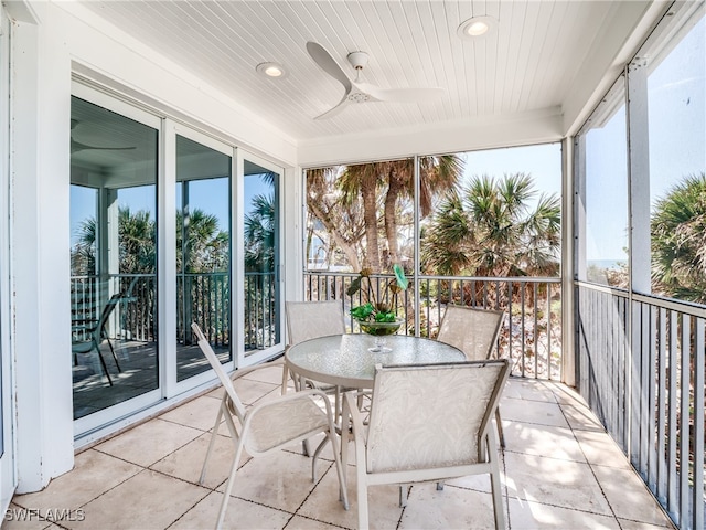 sunroom featuring ceiling fan