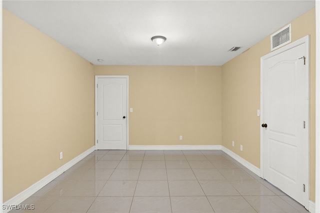 spare room featuring light tile patterned flooring