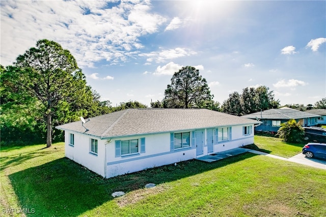 single story home with a front lawn