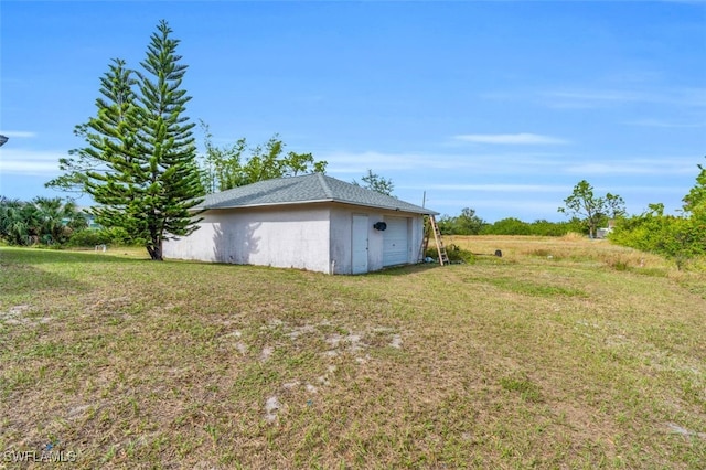 view of yard featuring an outbuilding and a garage