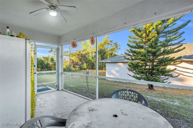 sunroom with ceiling fan