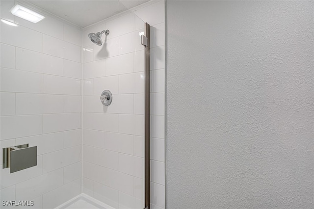 bathroom featuring a tile shower