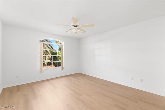 unfurnished room with light wood-style flooring, baseboards, and a ceiling fan