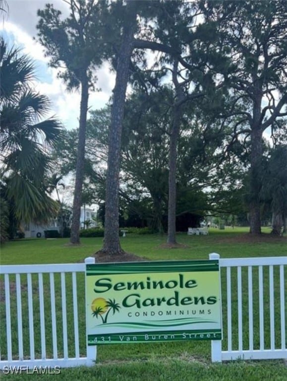 community / neighborhood sign featuring a yard