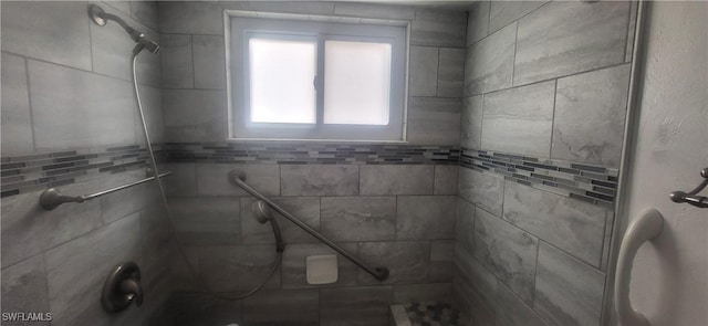 bathroom featuring a tile shower