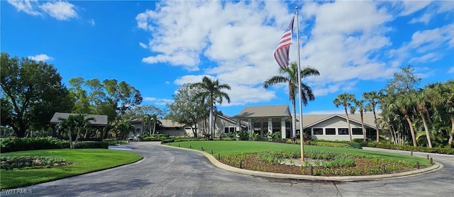 view of front of house featuring a front lawn