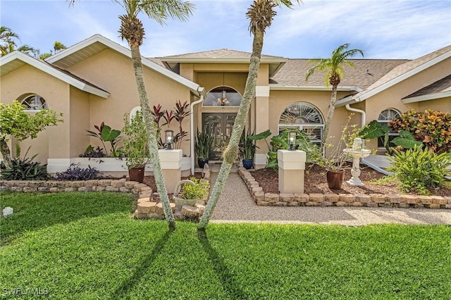 view of front facade featuring a front lawn