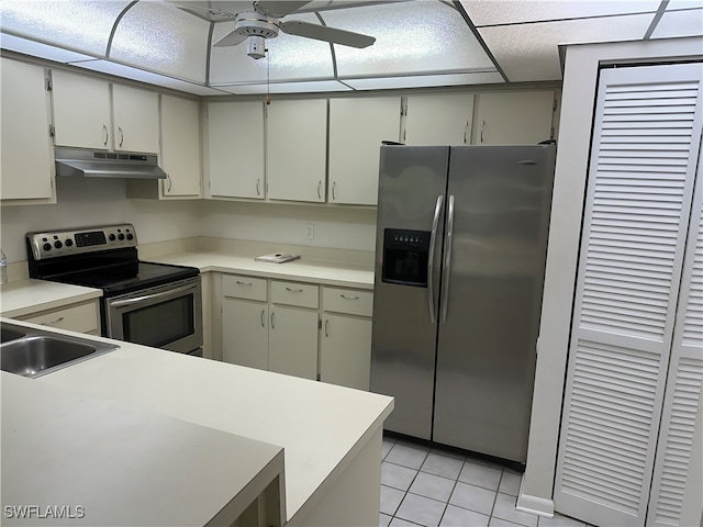 kitchen featuring stainless steel appliances, kitchen peninsula, light tile patterned floors, sink, and ceiling fan