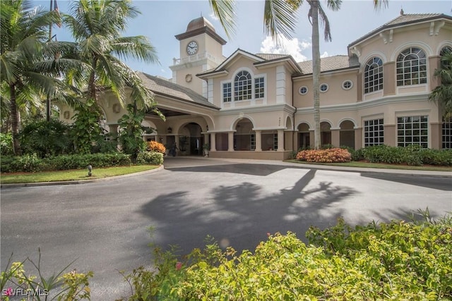 view of front of house with stucco siding and aphalt driveway