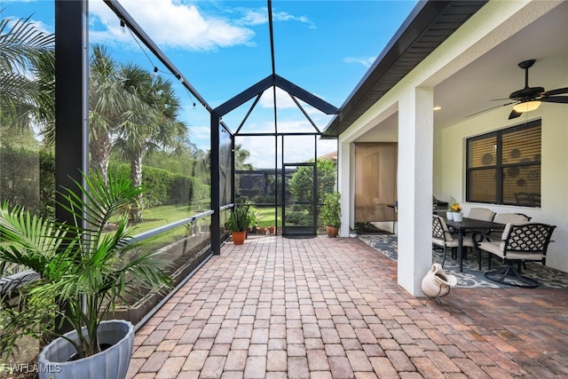 sunroom with ceiling fan