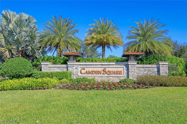 community / neighborhood sign featuring a yard