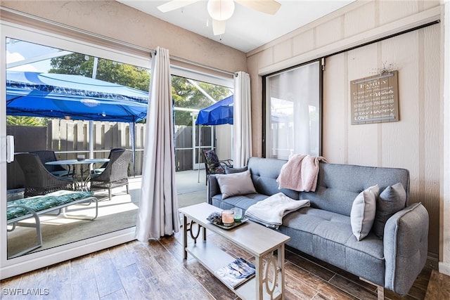 sunroom with ceiling fan