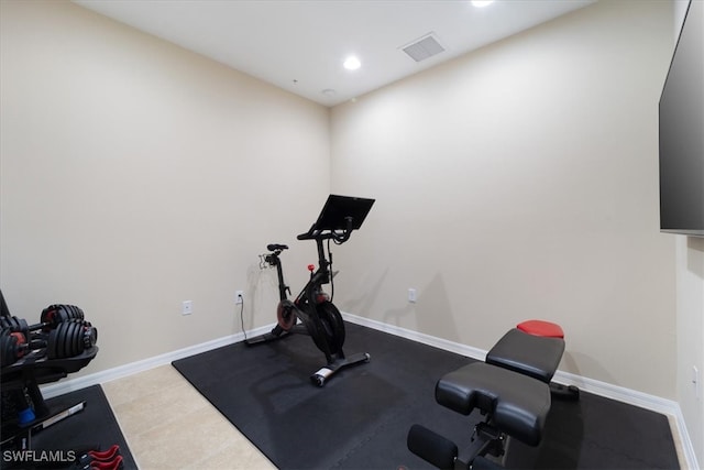 exercise room with visible vents, recessed lighting, and baseboards