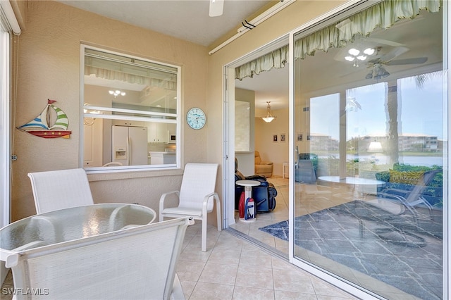 sunroom with ceiling fan