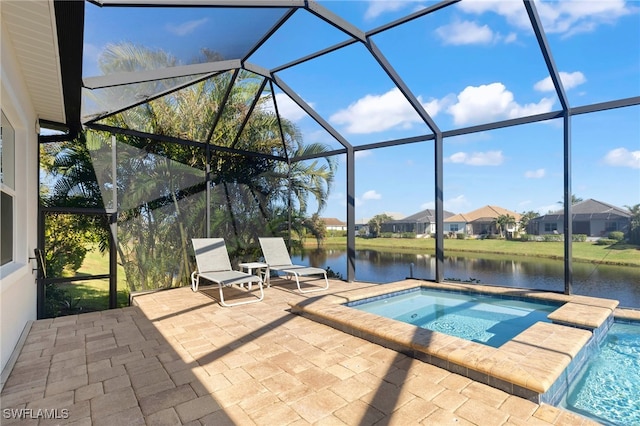 view of pool with an in ground hot tub, a water view, a patio area, and a lanai