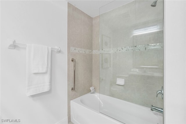 bathroom featuring tiled shower / bath