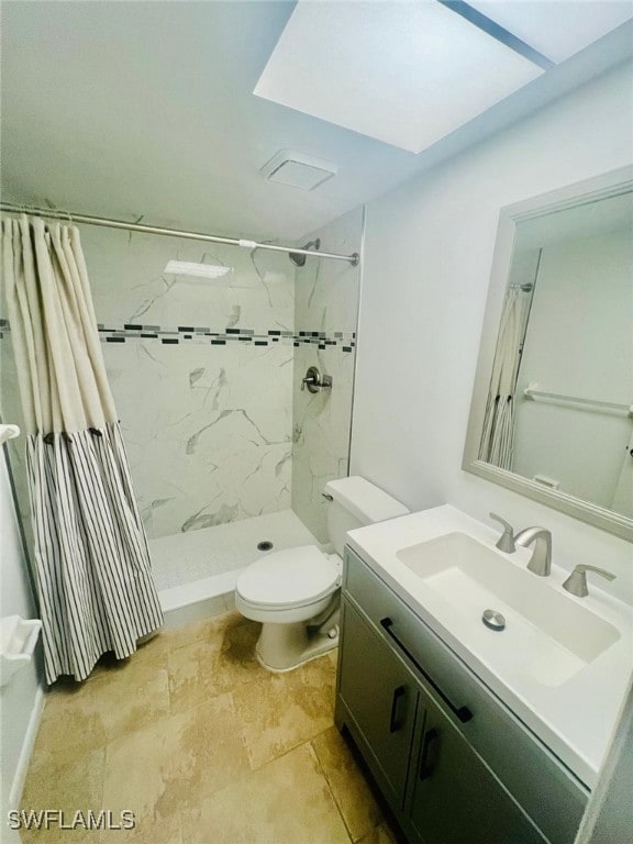 full bathroom featuring toilet, curtained shower, and vanity