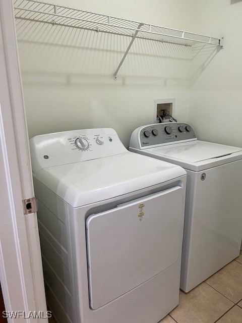 laundry room featuring light tile patterned floors and independent washer and dryer