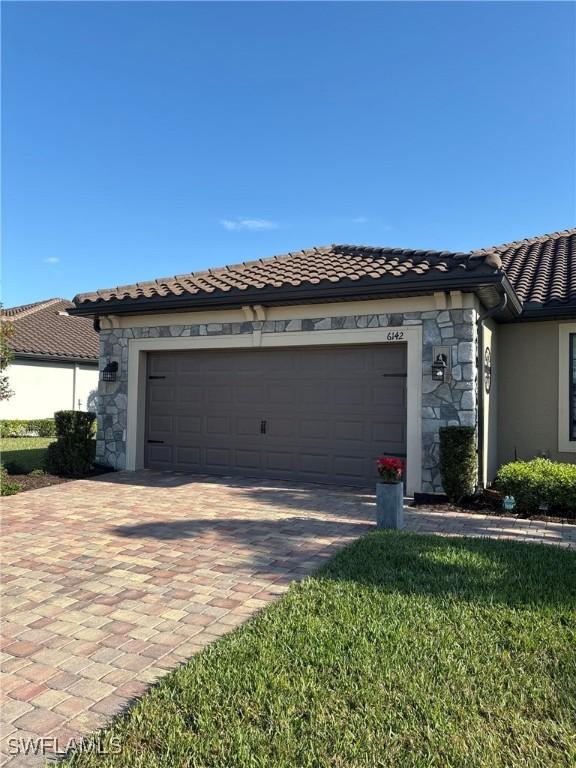 view of front facade with a front yard and a garage