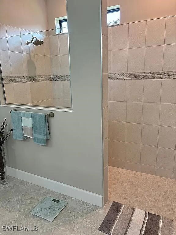 bathroom featuring tiled shower