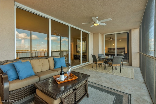 sunroom with ceiling fan