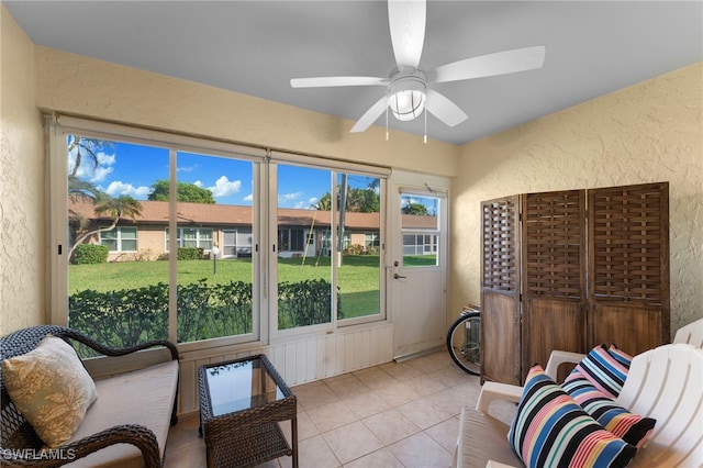 sunroom with ceiling fan