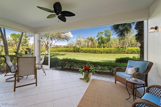 sunroom with ceiling fan