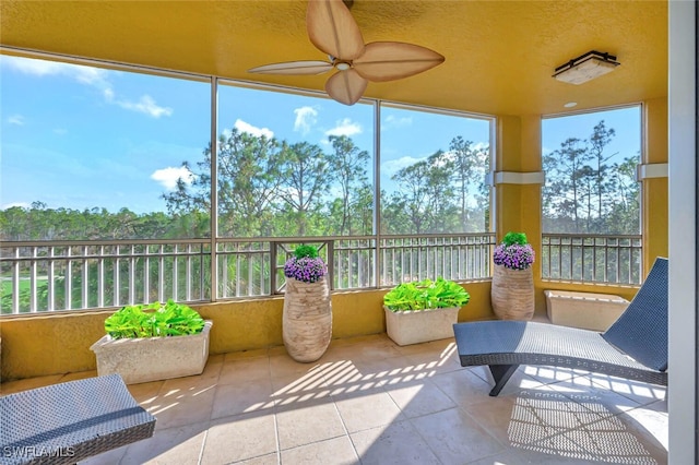 sunroom with ceiling fan