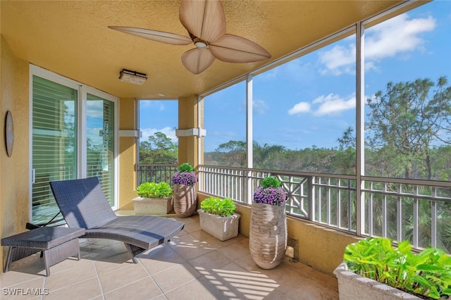 sunroom with ceiling fan