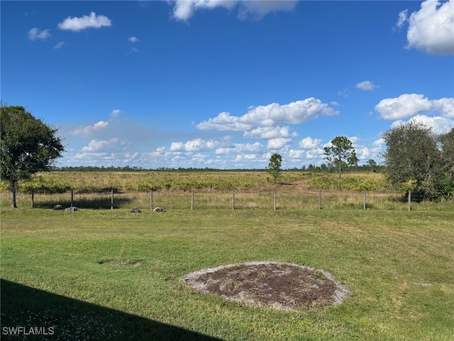 view of yard featuring a rural view