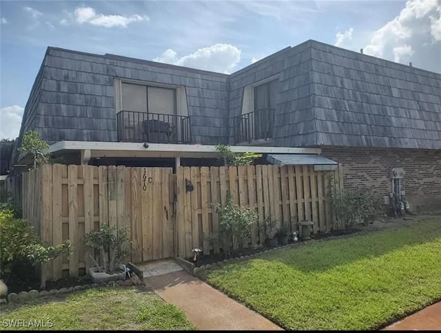 view of yard with a balcony