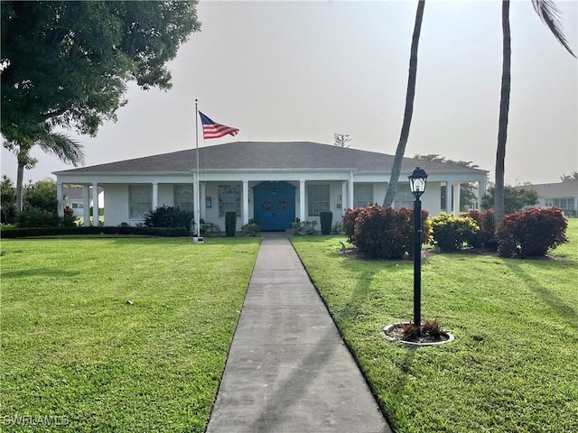 view of front of property featuring stucco siding and a front yard