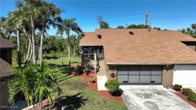 view of front of home featuring a front yard and a garage