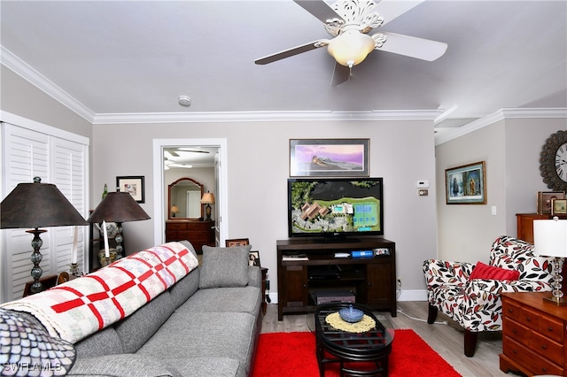 living room featuring crown molding, light hardwood / wood-style flooring, and ceiling fan